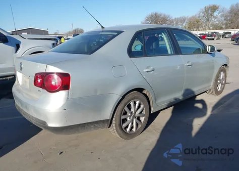 2010 Volkswagen Jetta Limited Edition z USA, uszkodzony, nr VIN 3VWRX7AJ2AM095286